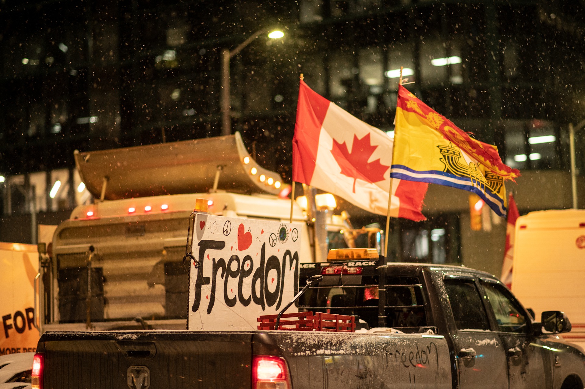 Ottawa police warn residents of possible police action, four people charged in Coutts AB blockade